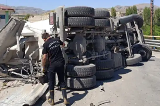 Malatya'da beton mikseri devrildi: 1 yaralı
