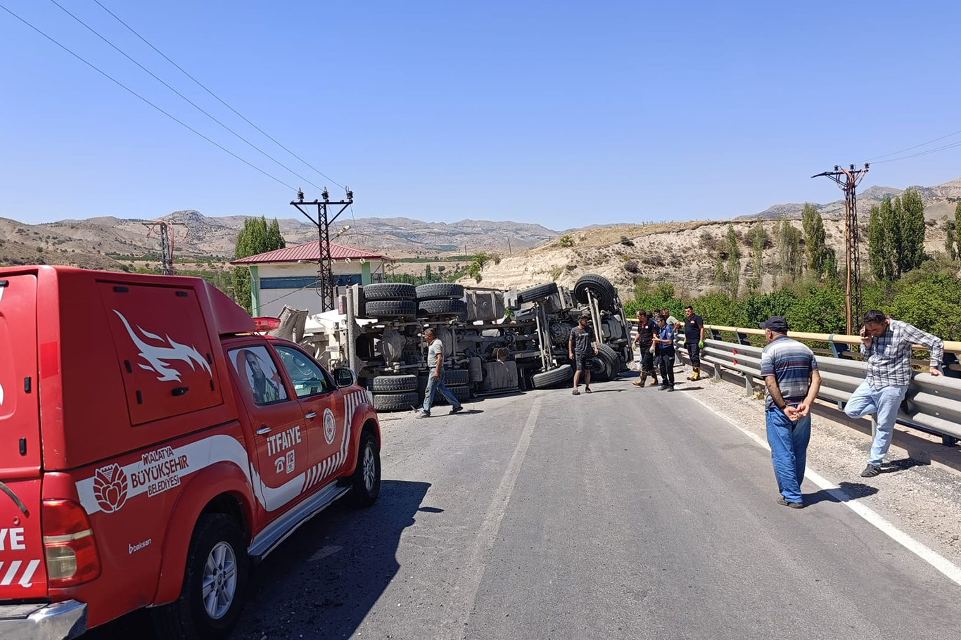 Malatya'da beton mikseri devrildi: 1 yaralı Malatya'da beton mikseri devrildi: 1 yaralı