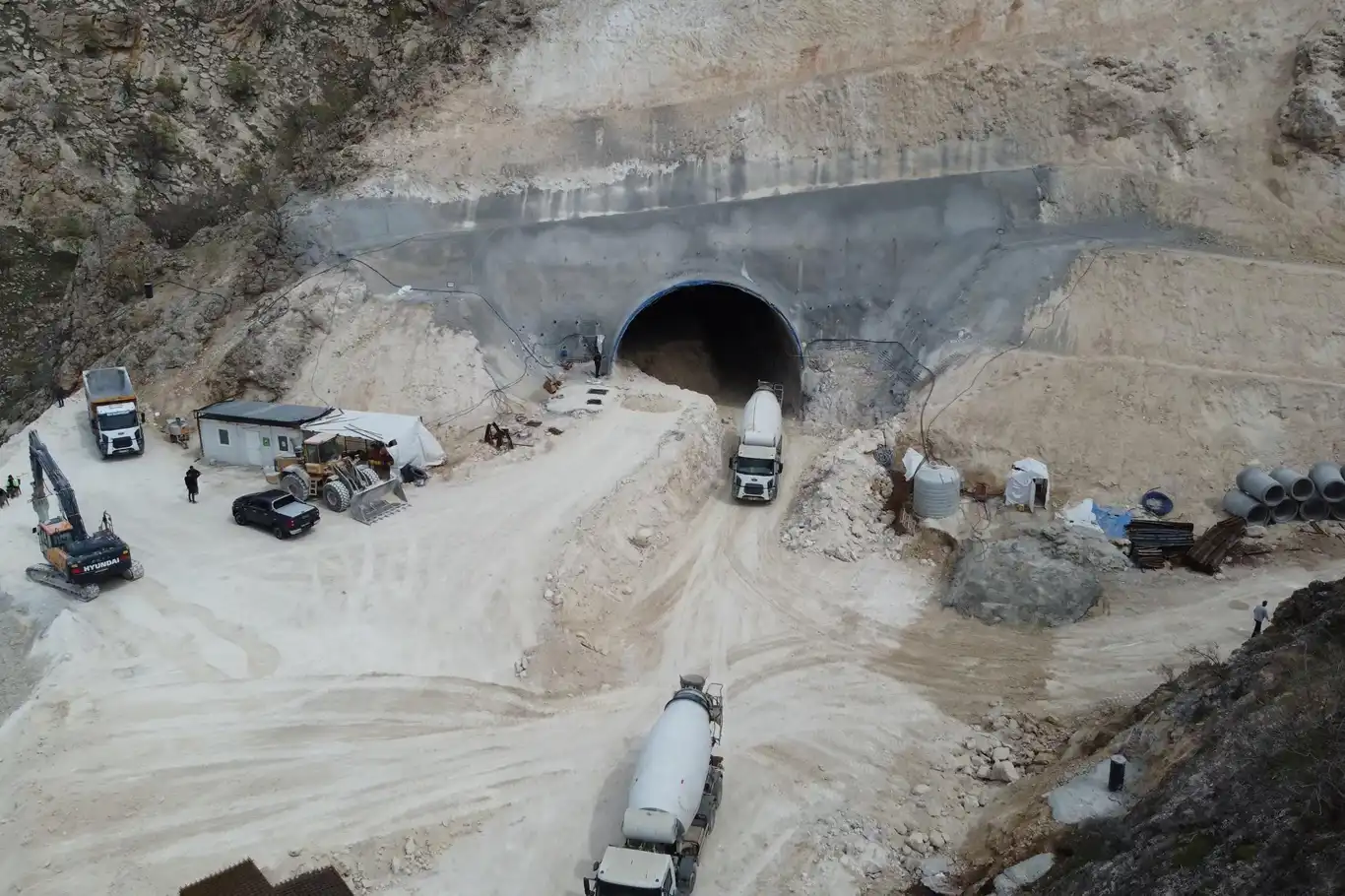 Siirt’te Yığınlı Tüneli ve bağlantı yollarında sona gelindi Siirt’te Yığınlı Tüneli ve bağlantı yollarında sona gelindi