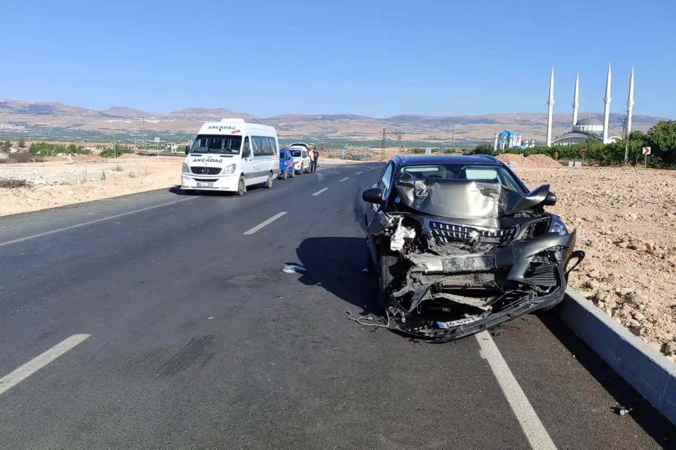 Malatya'da minibüs ile otomobil çarpıştı: 9 yaralı Malatya'da minibüs ile otomobil çarpıştı: 9 yaralı
