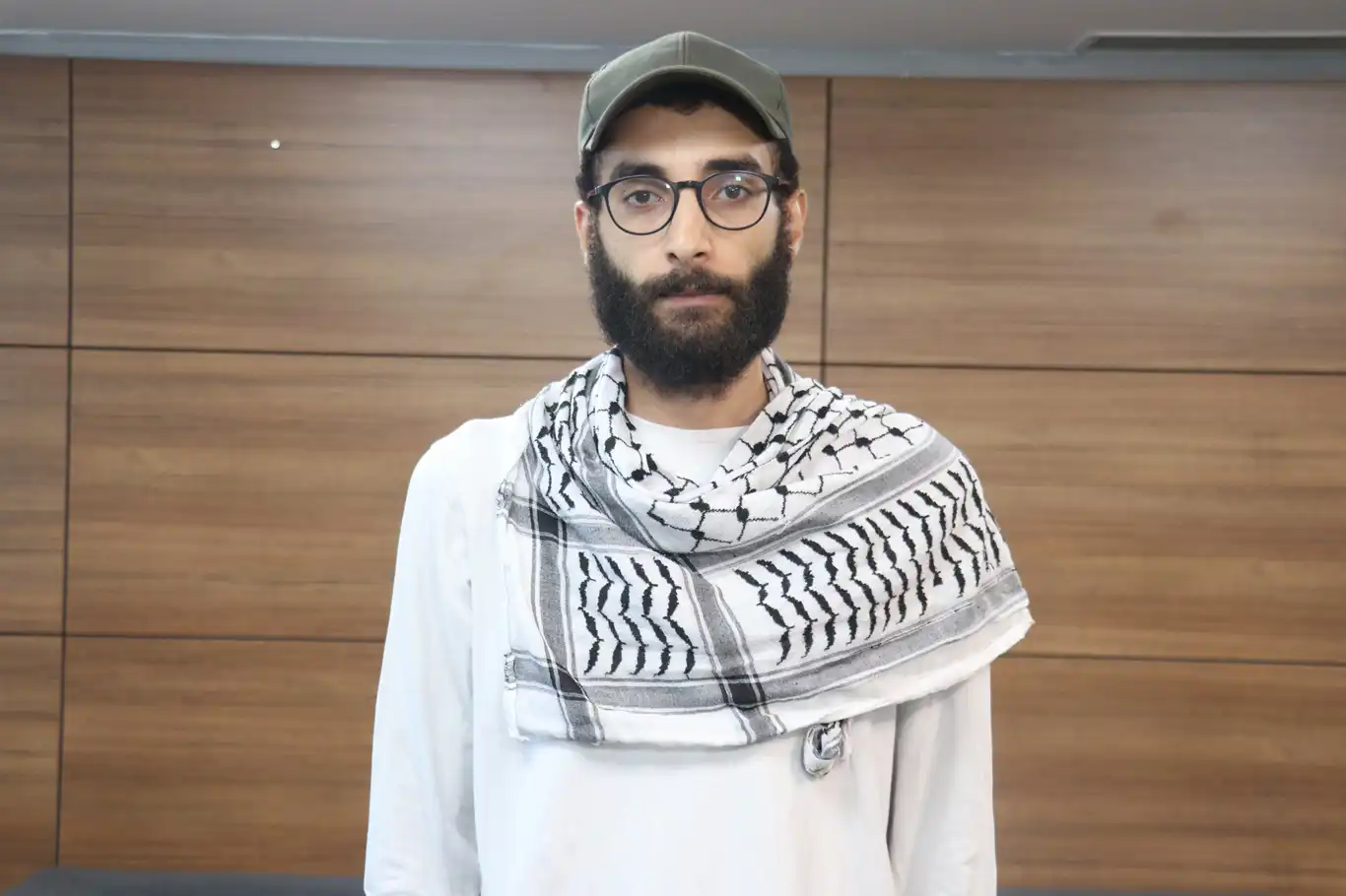 Gazze için eylem yaptı, konsolosluk görevlileri tarafından darp edildi Gazze için eylem yaptı, konsolosluk görevlileri tarafından darp edildi