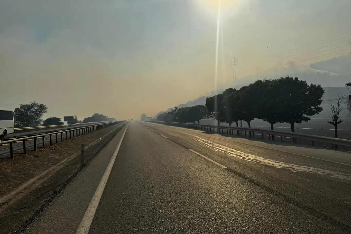 Bursa-Yenişehir kara yolu, orman yangını sebebiyle ulaşıma kapatıldı Bursa-Yenişehir kara yolu, orman yangını sebebiyle ulaşıma kapatıldı