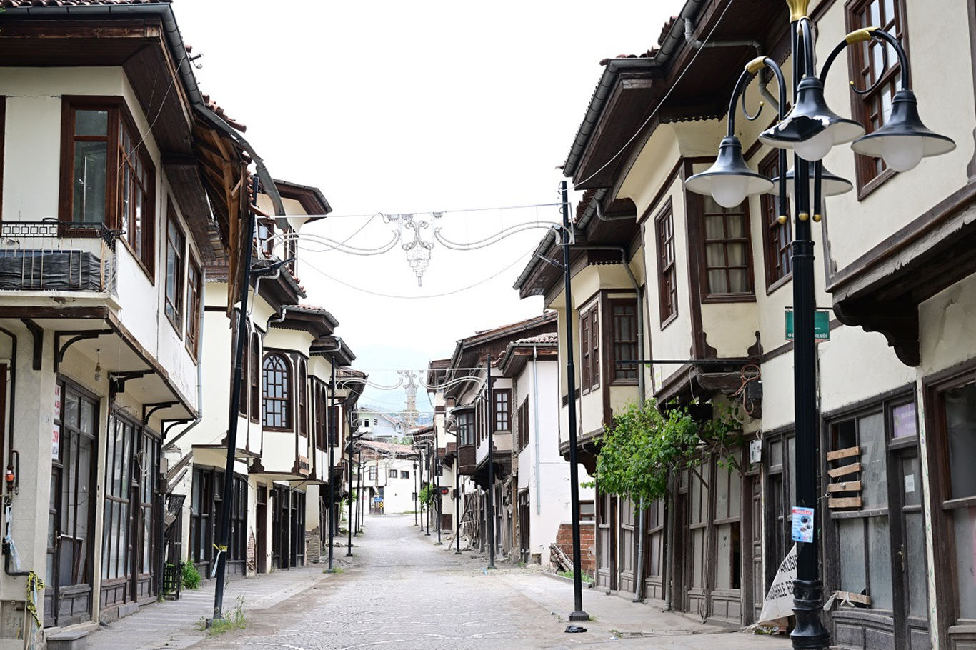 Yeşilyurt'taki tarihi tescilli konaklar aslına uygun yeniden ayağa kaldırılıyor Yeşilyurt'taki tarihi tescilli konaklar aslına uygun yeniden ayağa kaldırılıyor