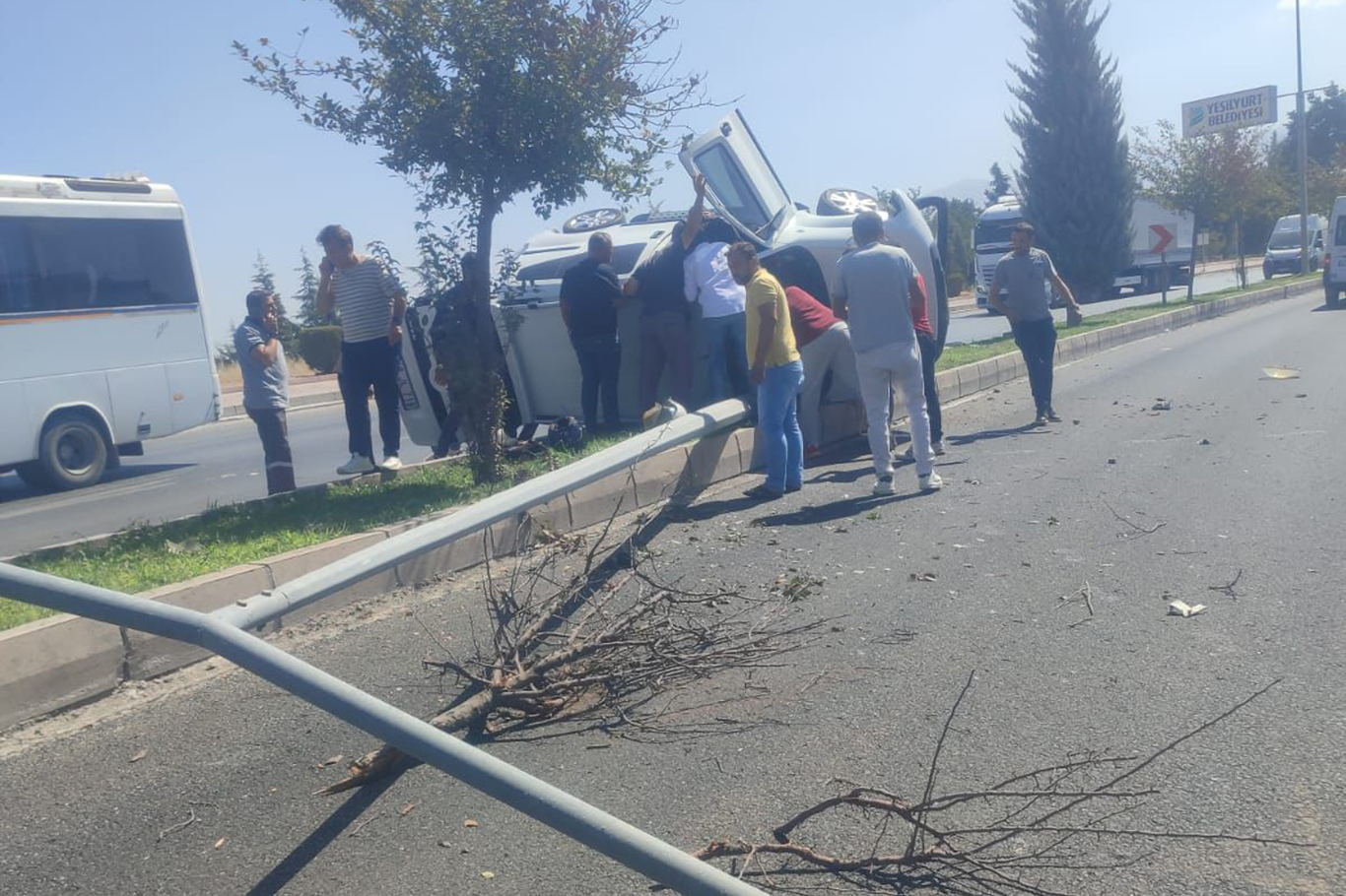 Malatya'da kamyonet devrildi: 1 yaralı Malatya'da kamyonet devrildi: 1 yaralı