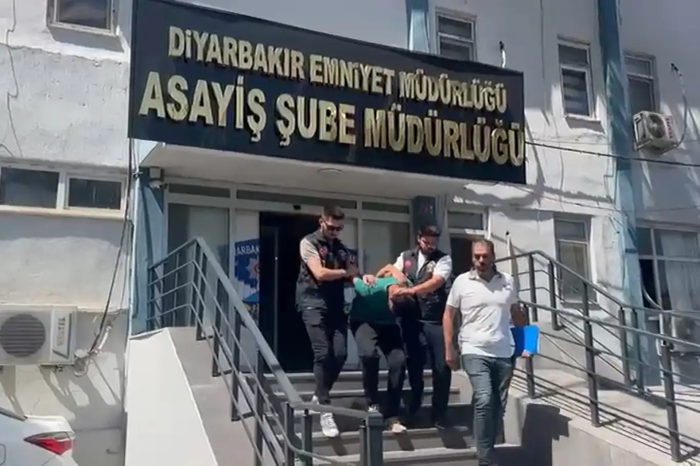 Diyarbakır'da 9 yaşındaki çocuğu alıkoymak isteyen şahıs yakalandı Diyarbakır'da 9 yaşındaki çocuğu alıkoymak isteyen şahıs yakalandı