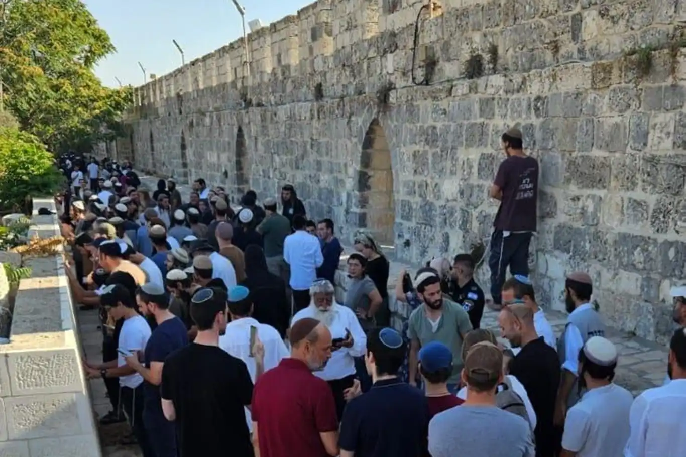 İşgalci siyonistler Mescid-i Aksa’ya baskın düzenledi İşgalci siyonistler Mescid-i Aksa’ya baskın düzenledi