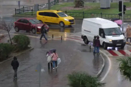 Meteoroloji'den sağanak ve fırtına uyarısı