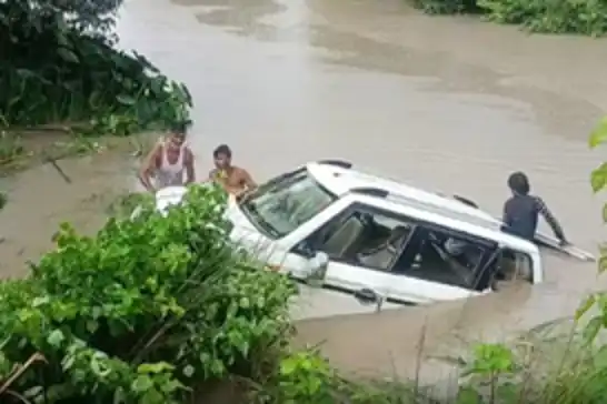Hindistan’da araç su kanalına düştü: 11 ölü