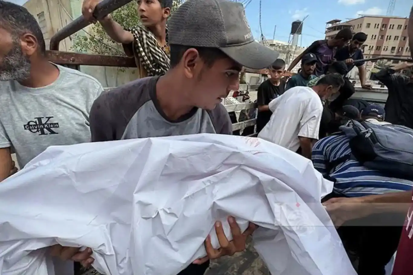 الاحتلال يرتكب مجزرة جديدة بحق المدنيين المنتظرين للمساعدات في غزة الاحتلال يرتكب مجزرة جديدة بحق المدنيين المنتظرين للمساعدات في غزة