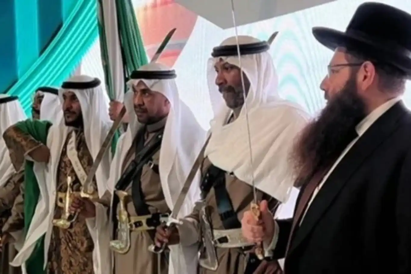 مسؤول صهيوني سابق: "الرياض لم ترفض التطبيع لكنها تعتبر أن التوقيت غير مناسب" مسؤول صهيوني سابق: "الرياض لم ترفض التطبيع لكنها تعتبر أن التوقيت غير مناسب"