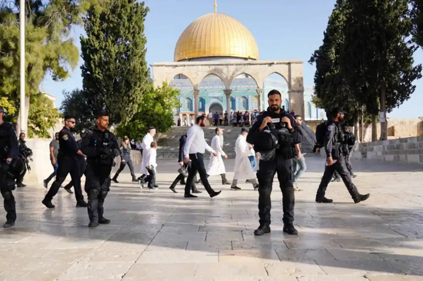 وزارة الأوقاف الفلسطينية: 27 اقتحامًا للأقصى و51 منعًا للأذان بالحرم الإبراهيمي في تموز وزارة الأوقاف الفلسطينية: 27 اقتحامًا للأقصى و51 منعًا للأذان بالحرم الإبراهيمي في تموز