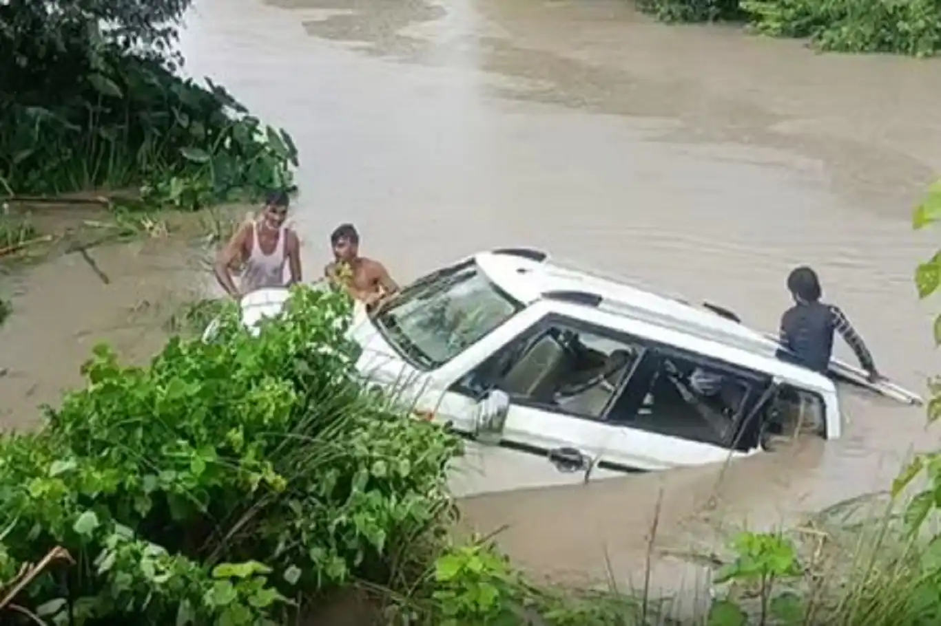 India: Eleven dead after vehicle plunges into canal in Uttar Pradesh India: Eleven dead after vehicle plunges into canal in Uttar Pradesh