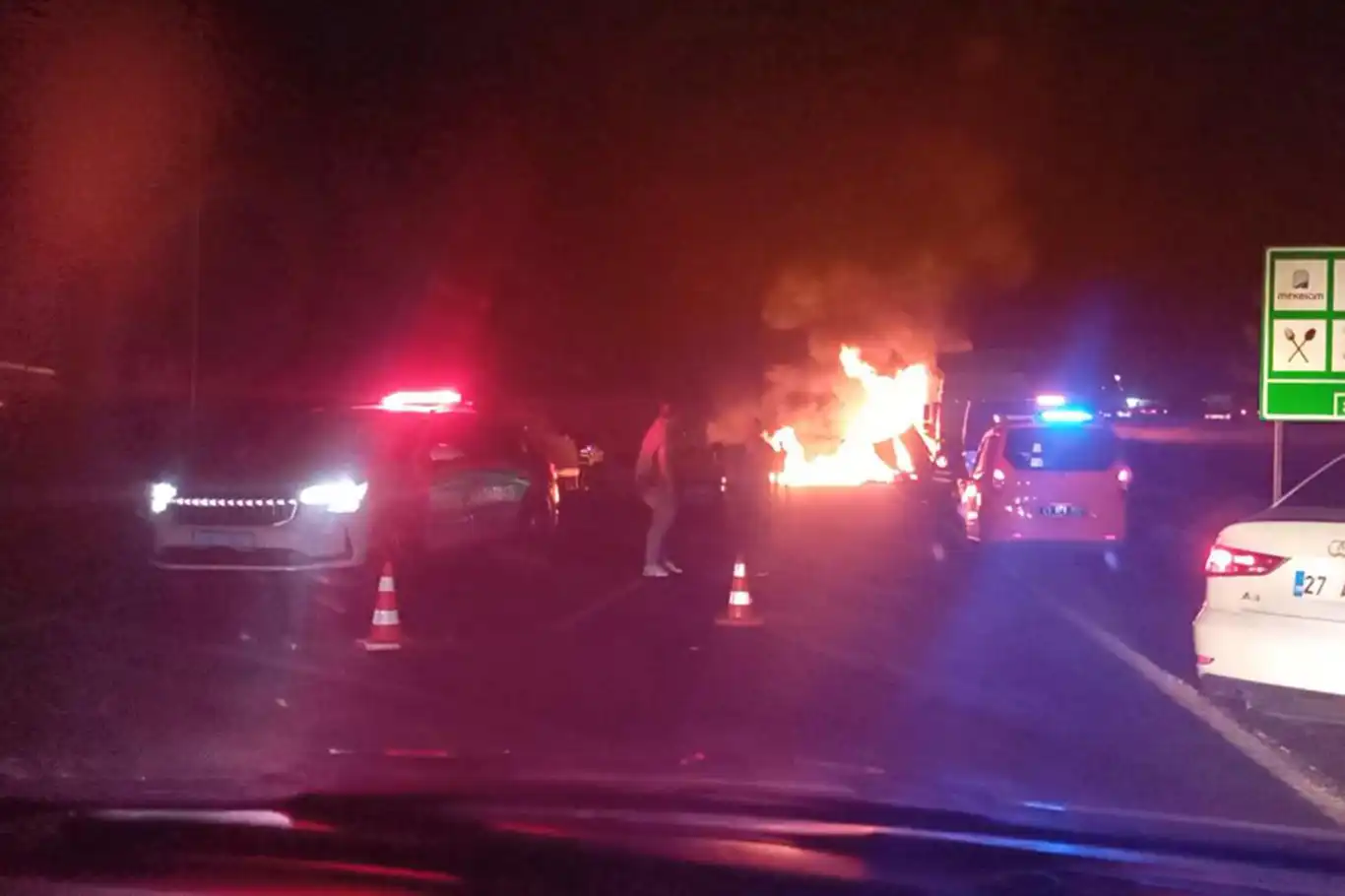 Adana-Urfa yolunda tır yangını: Araç kül oldu
