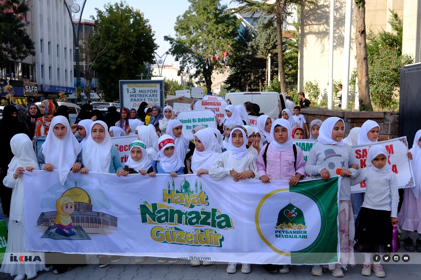 Children in Van pray for Gaza’s suffering youth Children in Van pray for Gaza’s suffering youth