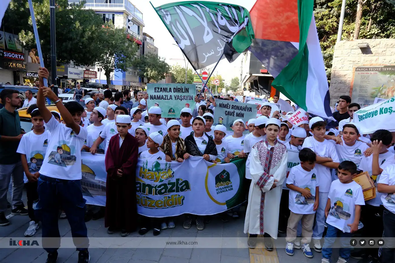 Children in Van pray for Gaza’s suffering youth Children in Van pray for Gaza’s suffering youth