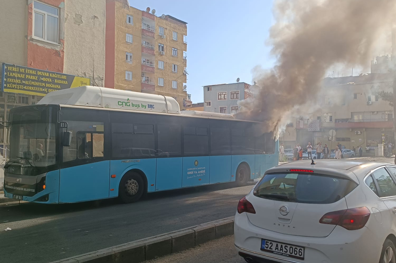 Diyarbakır’da belediye otobüsü alev alev yandı Diyarbakır’da belediye otobüsü alev alev yandı