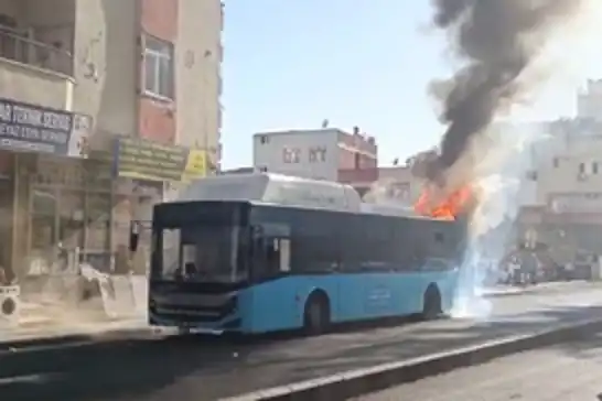 Diyarbakır’da belediye otobüsü alev alev yandı