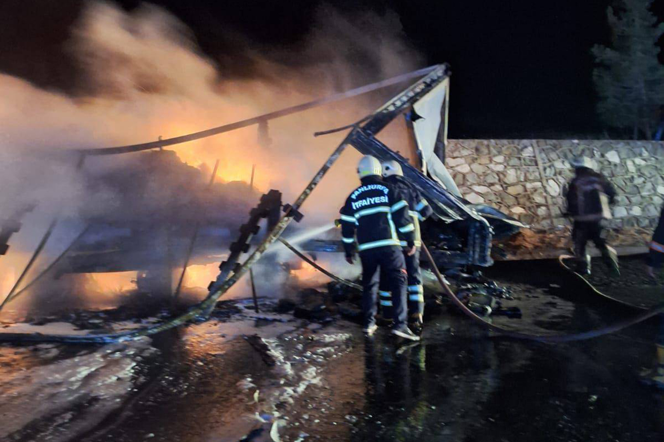 Şanlıurfa’da otoyolda motor yağı yüklü araç yandı Şanlıurfa’da otoyolda motor yağı yüklü araç yandı