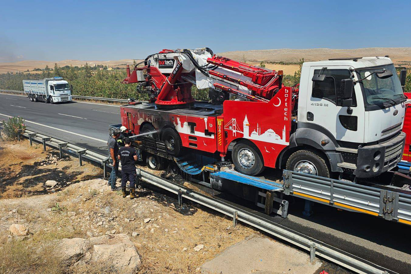 Araç yangını ekiplerin hızlı müdahalesiyle söndürüldü Araç yangını ekiplerin hızlı müdahalesiyle söndürüldü