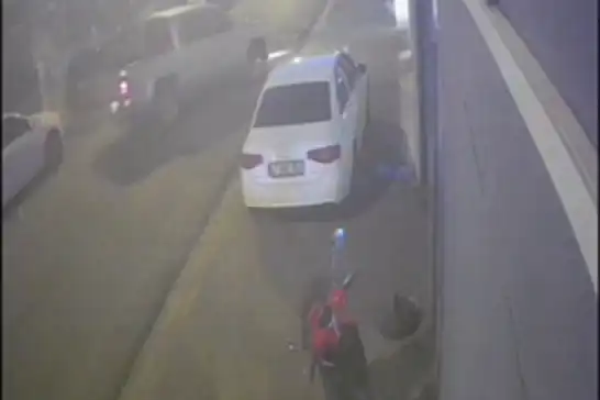 Mardin'de "Dur" ihtarına uymayan kamyonet sürücüsü, park halindeki araçlara çarptı