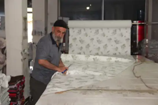32 yıllık emekle Batman'dan Türkiye'nin dört bir yanına sofra bezi dağıtıyor