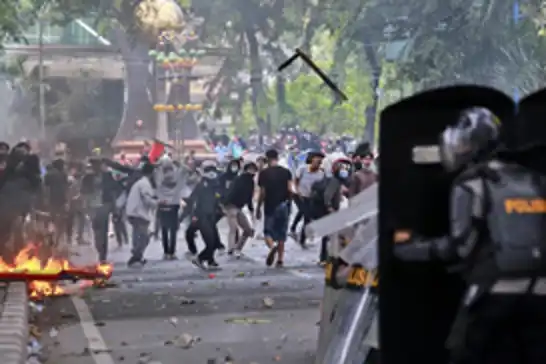 Endonezya'da protestolar şiddetlenerek artıyor