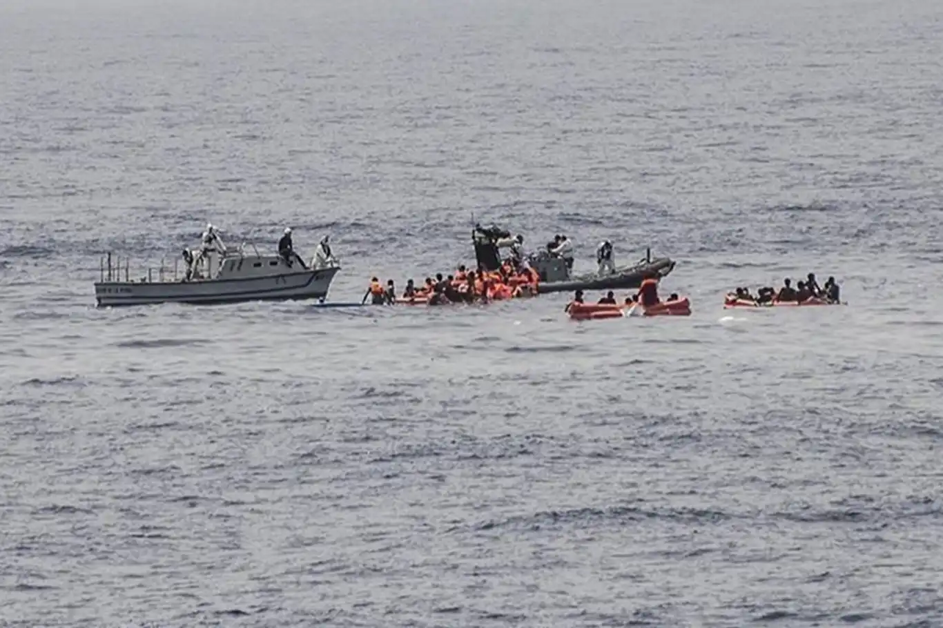 Batan göçmen teknesinde ölü sayısı 54'e yükseldi Batan göçmen teknesinde ölü sayısı 54'e yükseldi