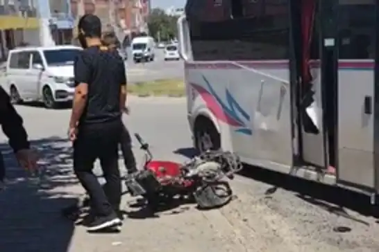 Batman'da motosiklet ile minibüs çarpıştı: 4 kişilik aile yaralandı