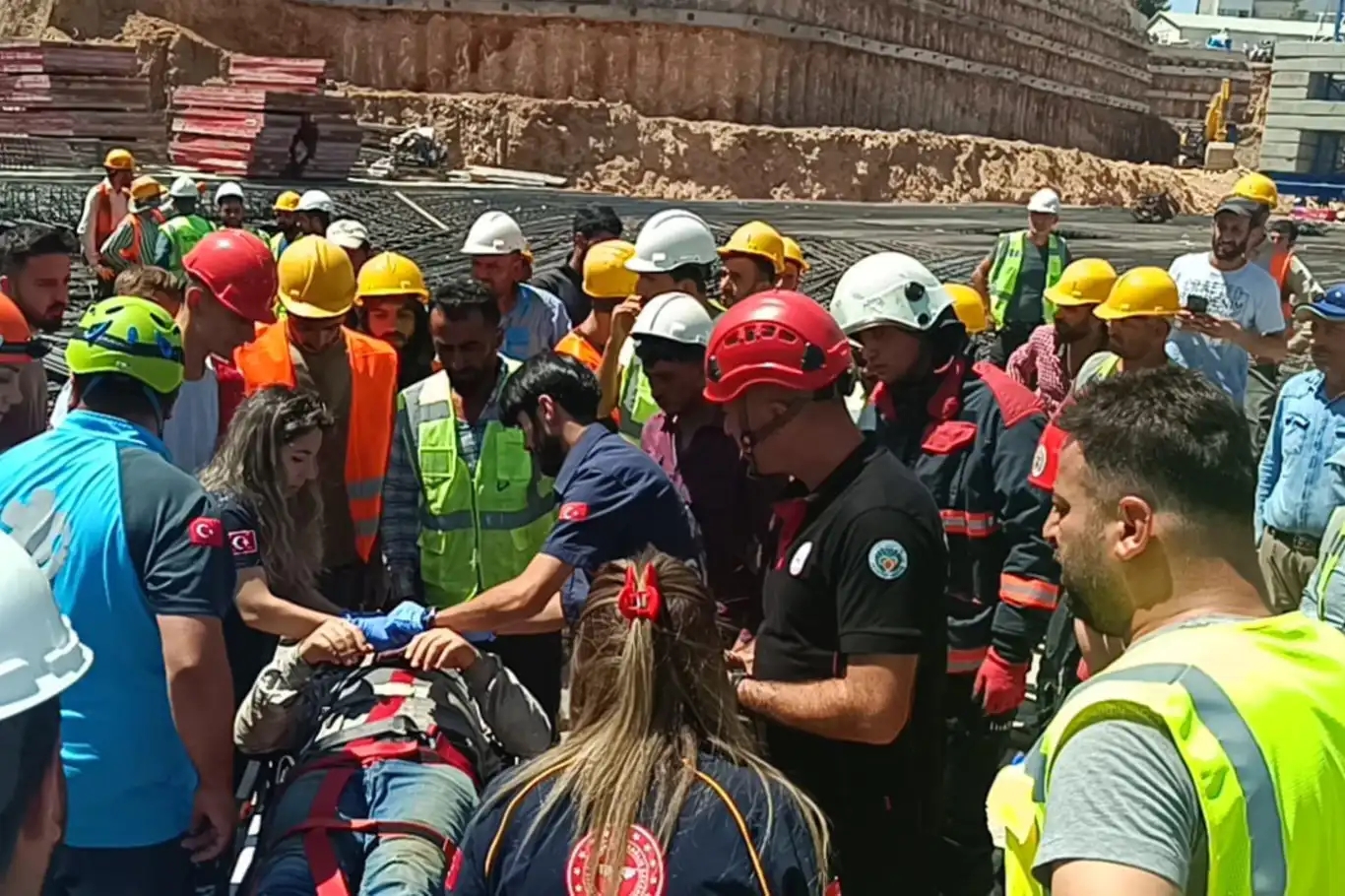 Şantiyede demir kalıp çöktü: Bir işçi yaralı Şantiyede demir kalıp çöktü: Bir işçi yaralı
