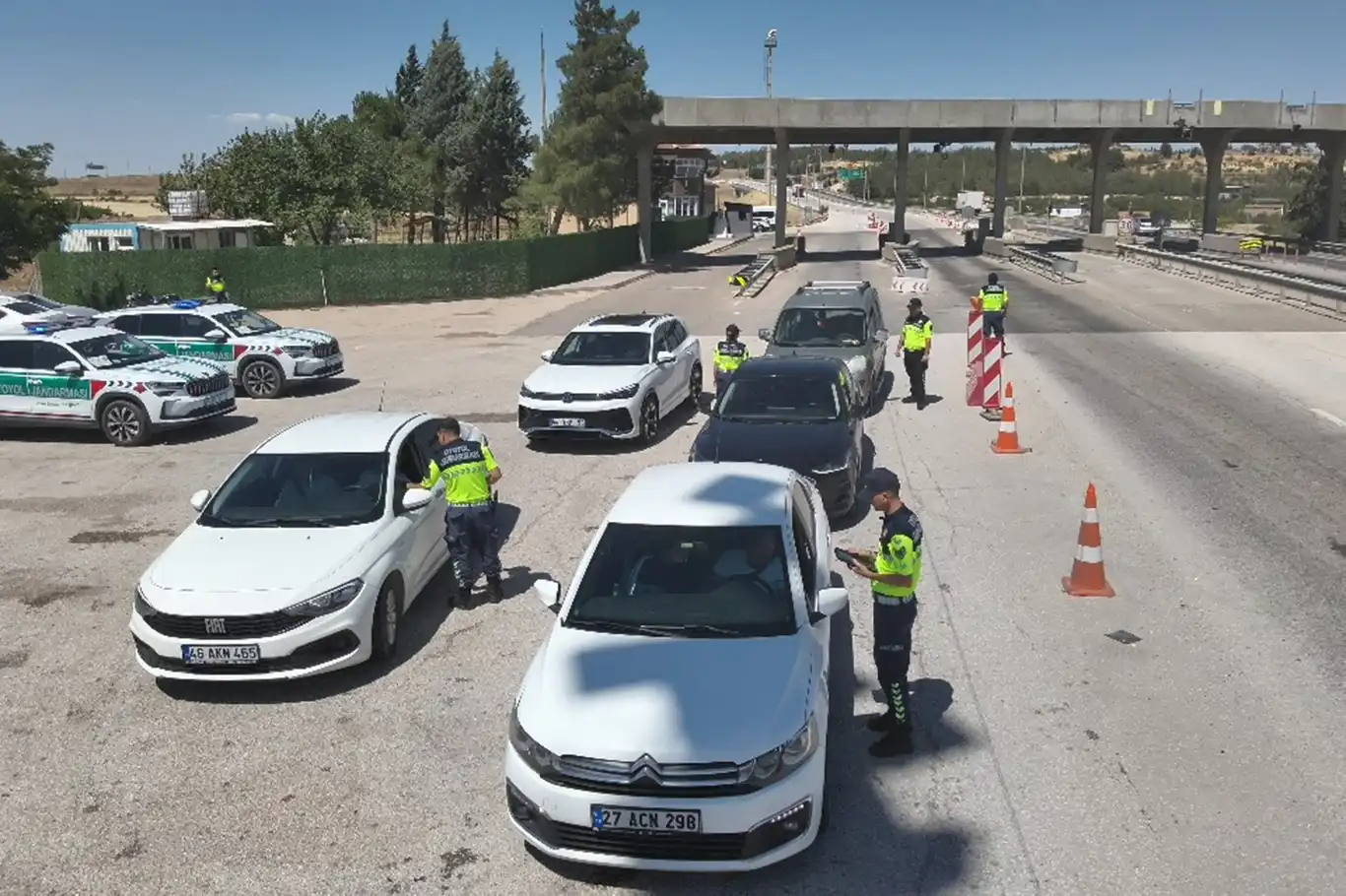 Dron destekli trafik denetiminde 217 araç plakasına ceza kesildi Dron destekli trafik denetiminde 217 araç plakasına ceza kesildi