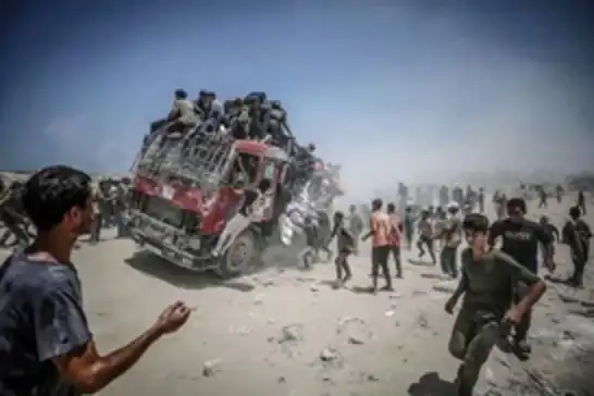 بسبب طرق غير آمنة فرضها الاحتلال..20 شهيدًا وعشرات الجرحى جراء انقلاب شاحنة مساعدات في غزة