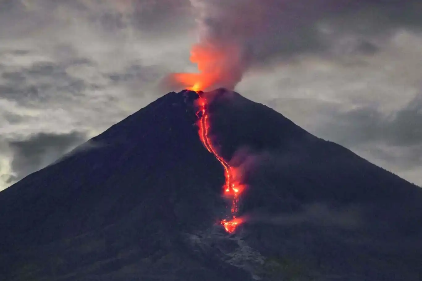 Semeru Yanardağı'nda volkanik hareketlilik