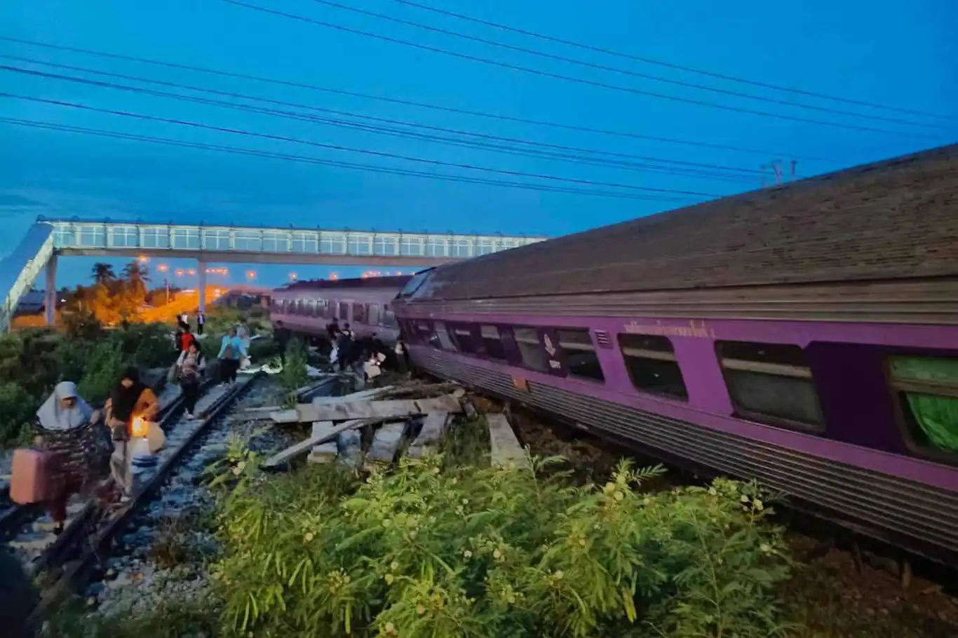 Tayland'da tren raydan çıktı: 10 kişi yaralandı Tayland'da tren raydan çıktı: 10 kişi yaralandı