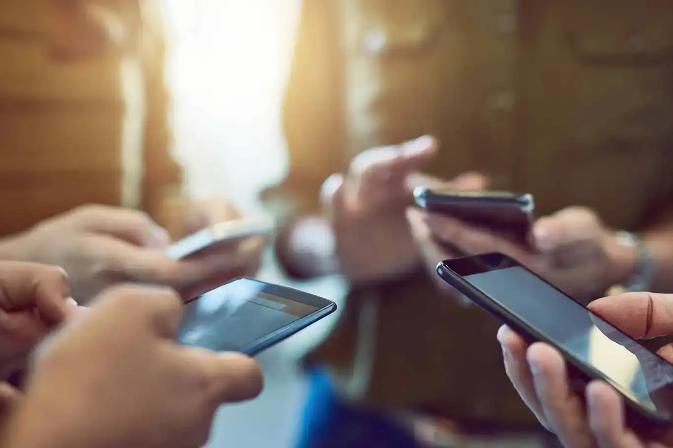 Gün içinde 5 saatten fazla cep telefonu kullanıyorsanız bağımlılık riskiniz olabilir! Gün içinde 5 saatten fazla cep telefonu kullanıyorsanız bağımlılık riskiniz olabilir!