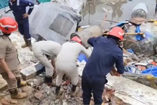 لە هیندستان لە ئەنجامی ڕوخانی دیوارێک ٧ کەس مردن