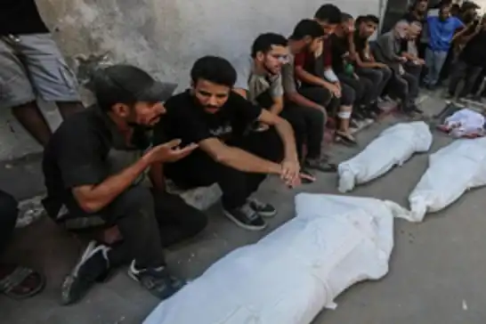 الاحتلال يقصف خيمة للنازحين في خان يونس ويوقع 3 شهداء