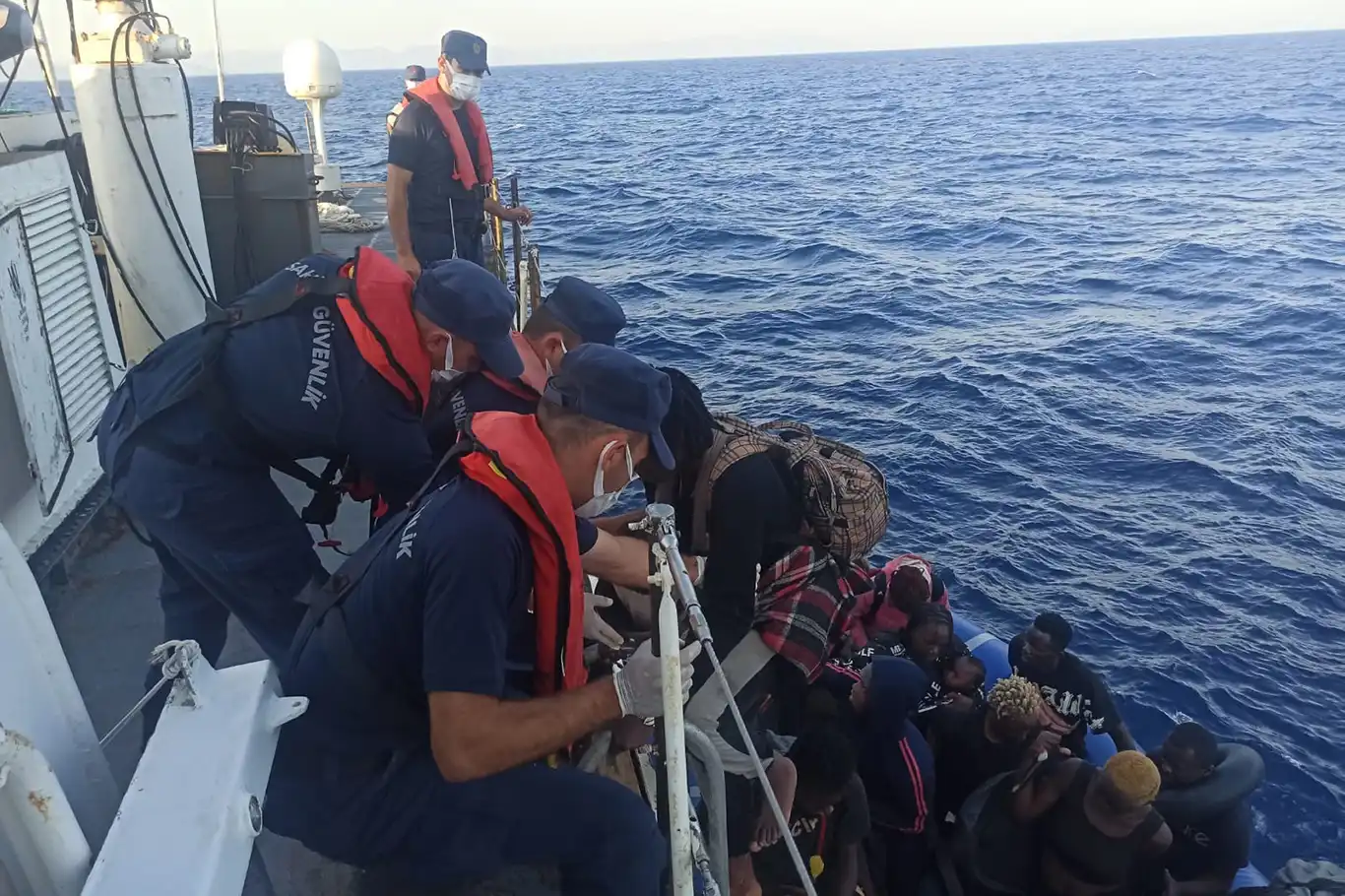 Muğla açıklarında 37 düzensiz göçmen kurtarıldı Muğla açıklarında 37 düzensiz göçmen kurtarıldı
