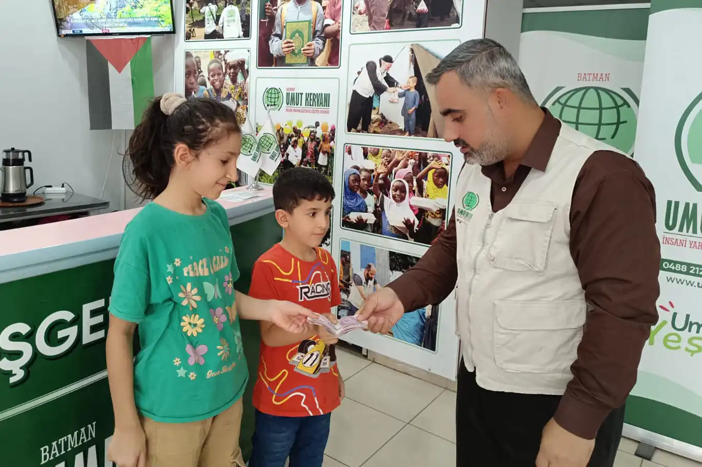 Kumbaralarındaki birikimi Gazze için bağışladılar Kumbaralarındaki birikimi Gazze için bağışladılar