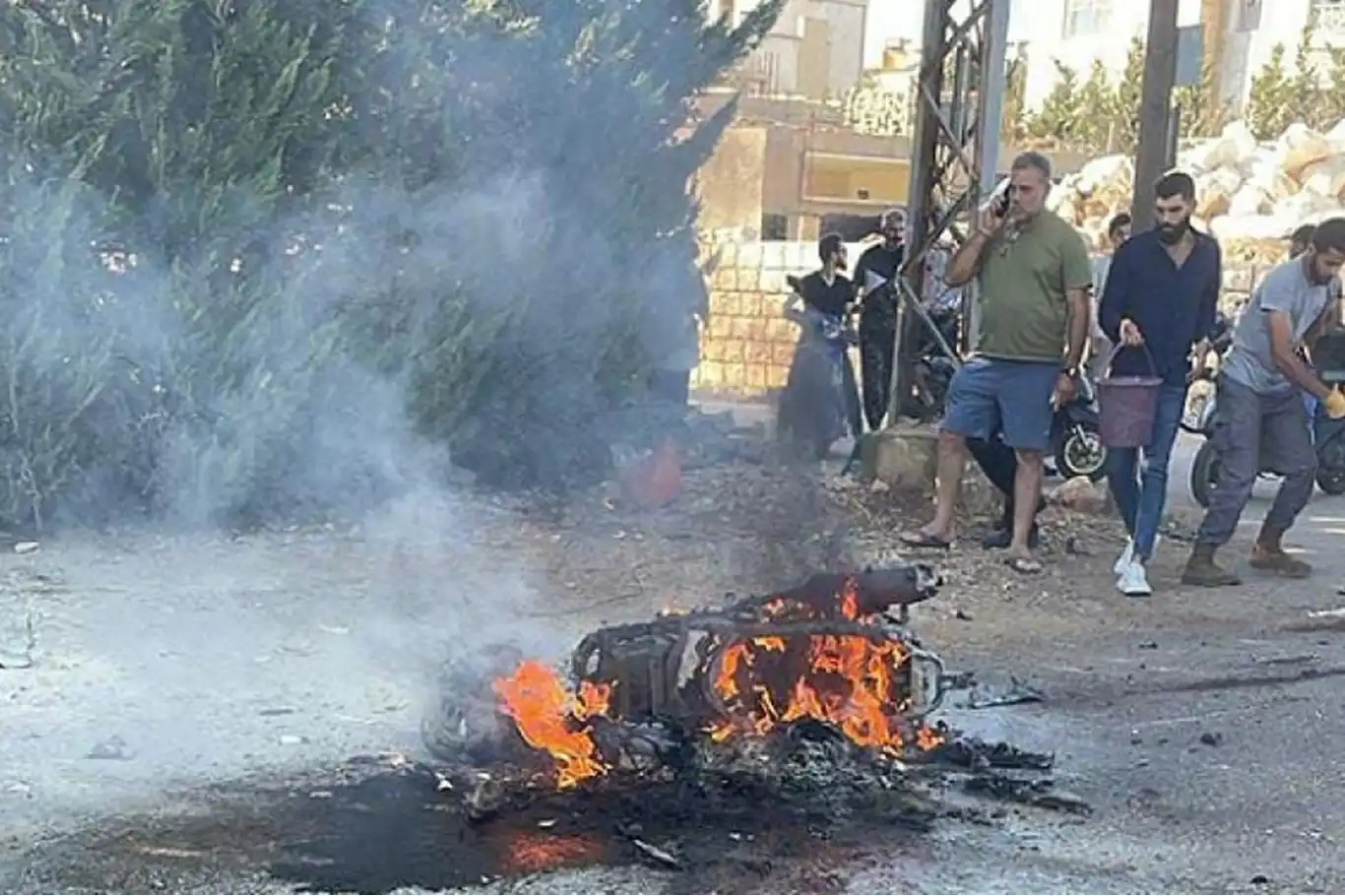 İşgalciler Lübnan'da bir motosikleti bombaladı: Bir şehit İşgalciler Lübnan'da bir motosikleti bombaladı: Bir şehit