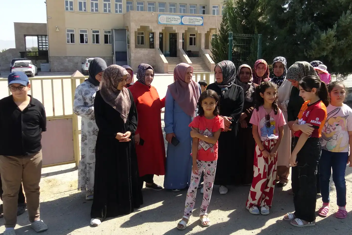 Okul servislerinin iptal edilmesine tepki gösteren veliler: Okul evlerimize uzak, çocuklarımızın sonu Narin Güran gibi olmasın! Okul servislerinin iptal edilmesine tepki gösteren veliler: Okul evlerimize uzak, çocuklarımızın sonu Narin Güran gibi olmasın!
