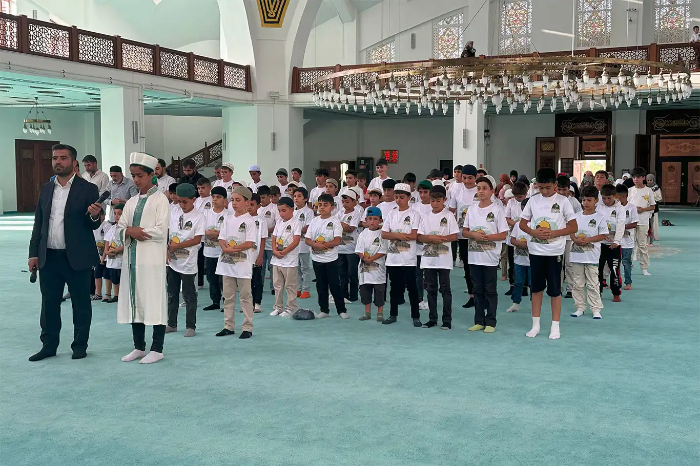 Ağrı'da "Hayat Namazla Güzeldir" programında çocuklar saf tuttu Ağrı'da "Hayat Namazla Güzeldir" programında çocuklar saf tuttu