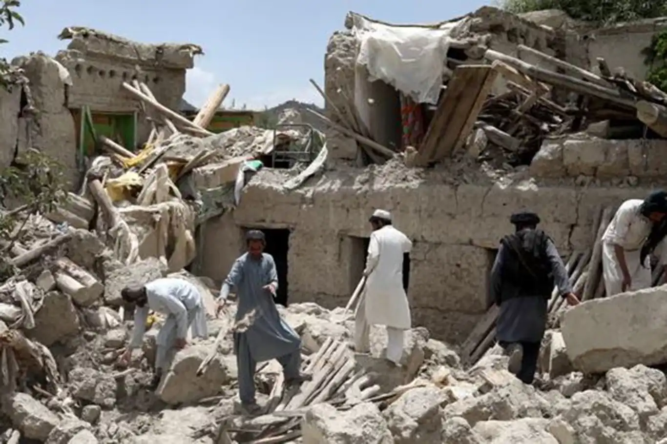 Afganistan'daki depremde can kaybı 1000'i aştı Afganistan'daki depremde can kaybı 1000'i aştı