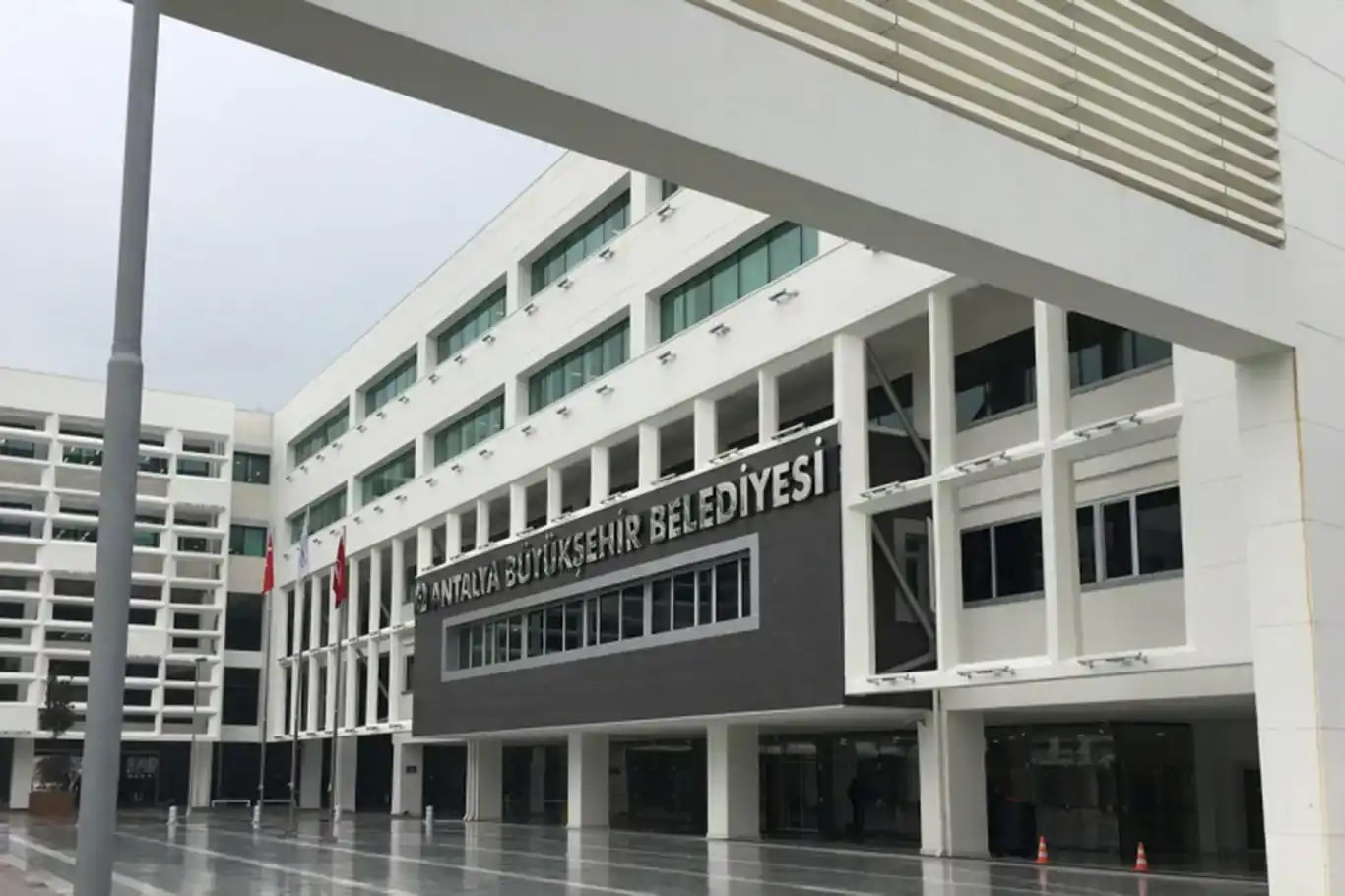 Antalya Büyükşehir Belediyesine rüşvet soruşturmasında 20 gözaltı kararı Antalya Büyükşehir Belediyesine rüşvet soruşturmasında 20 gözaltı kararı