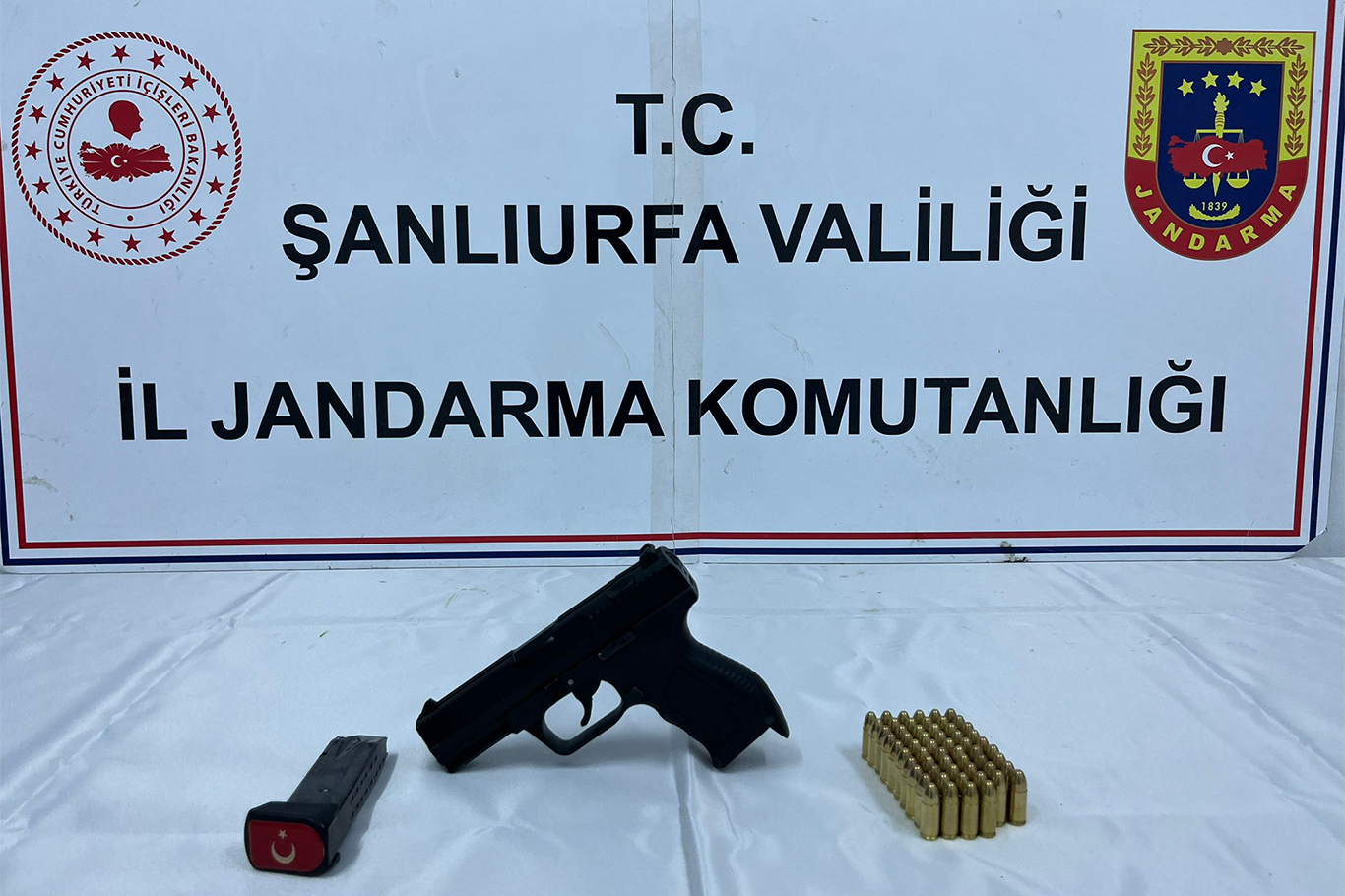 Şanlıurfa’da ruhsatsız silah ve uyuşturucu operasyonu: 8 gözaltı Şanlıurfa’da ruhsatsız silah ve uyuşturucu operasyonu: 8 gözaltı