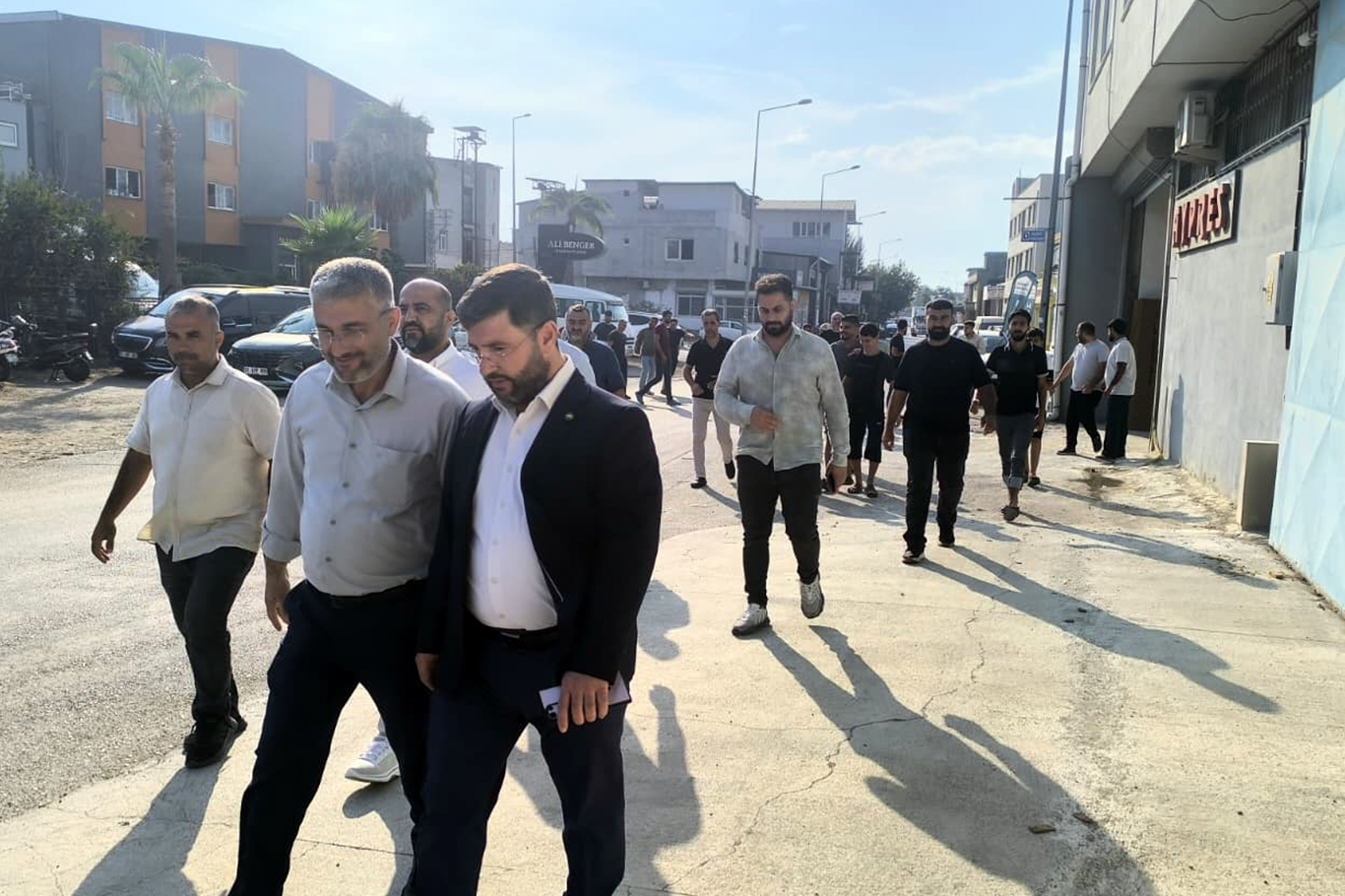 Adana Mobilyacılar Sitesi esnafı, çöp ve altyapı sorunlarına tepki gösterdi