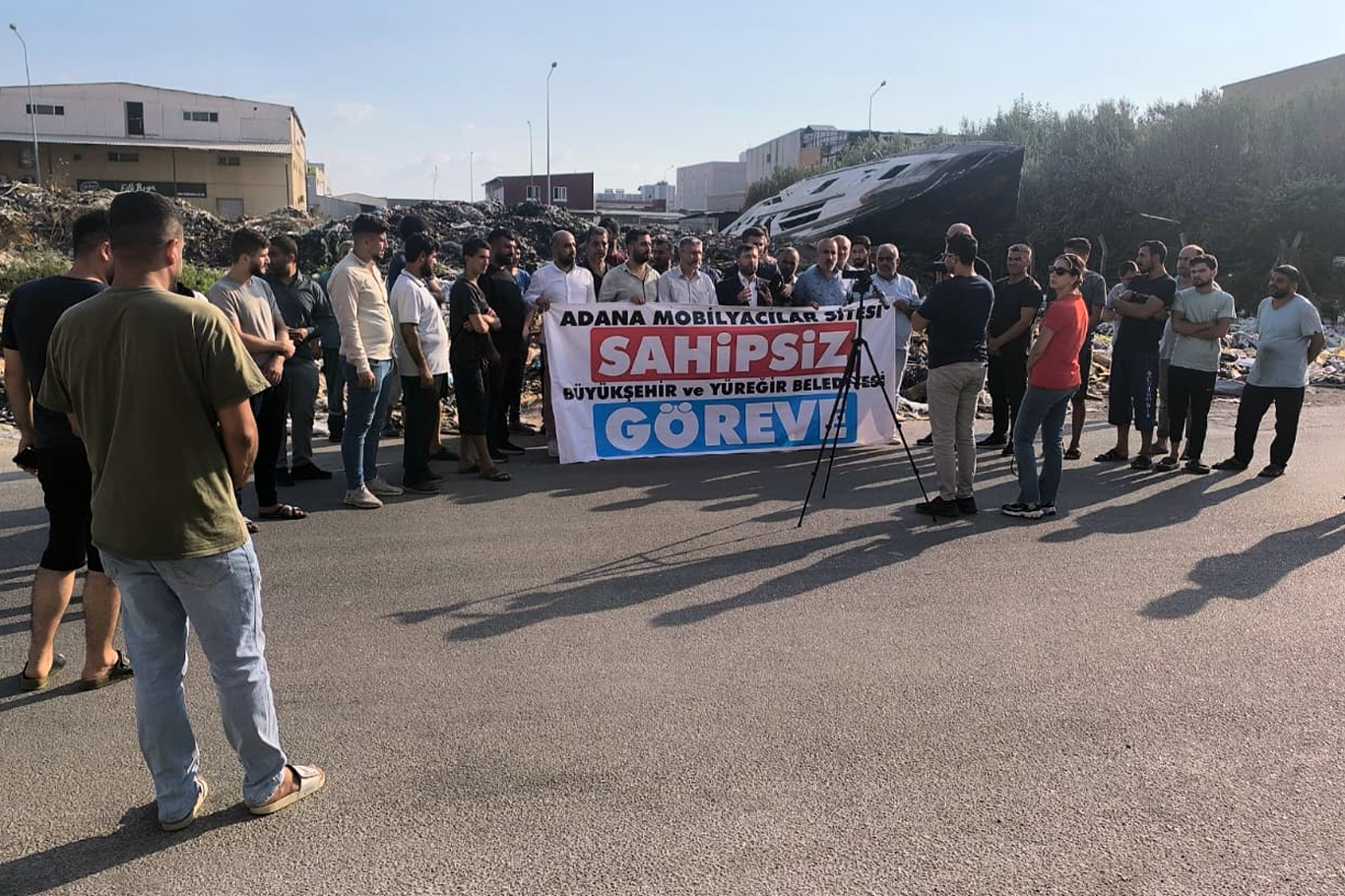 Adana Mobilyacılar Sitesi esnafı, çöp ve altyapı sorunlarına tepki gösterdi