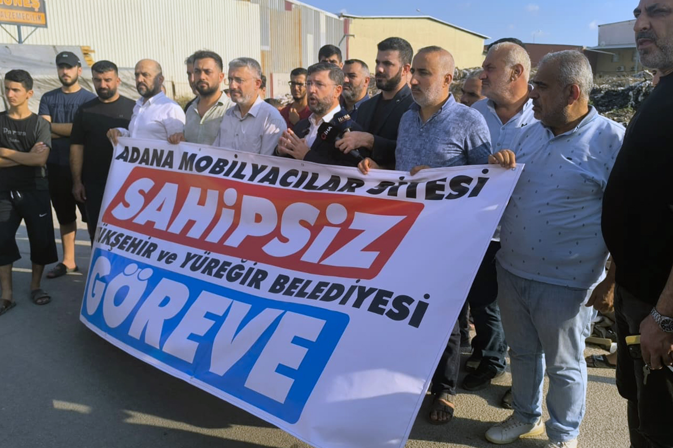 Adana Mobilyacılar Sitesi esnafı, çöp ve altyapı sorunlarına tepki gösterdi