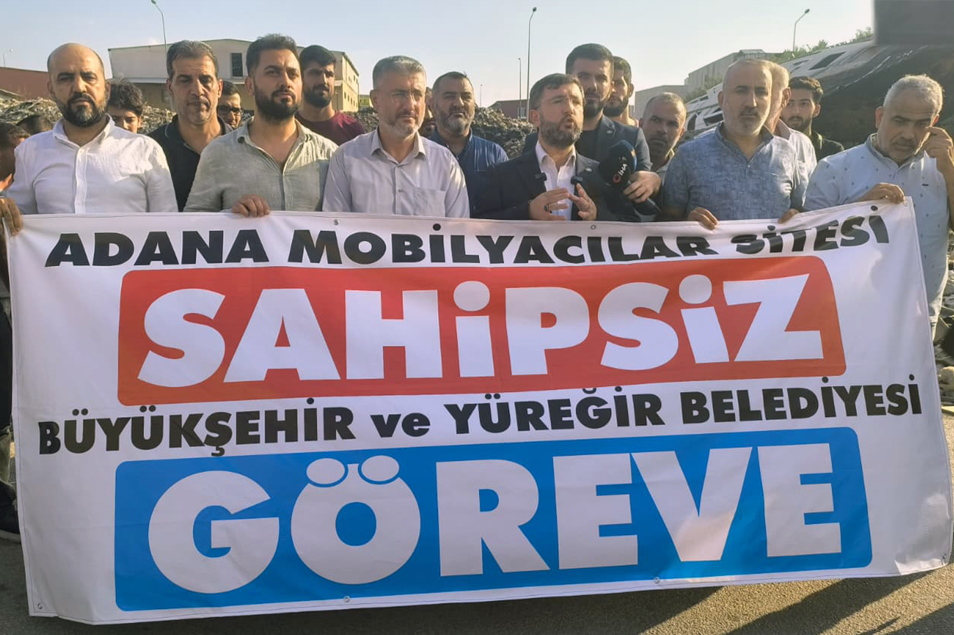 Adana Mobilyacılar Sitesi esnafı, çöp ve altyapı sorunlarına tepki gösterdi