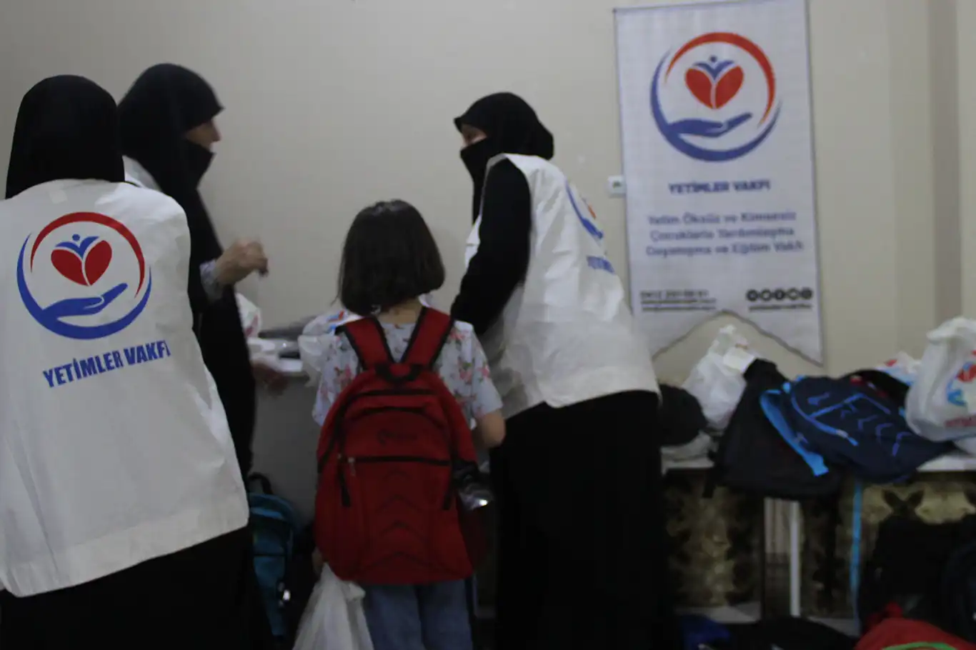 Yetimler Vakfı Cizre’de ihtiyaç sahibi öğrencilere kırtasiye yardımında bulundu