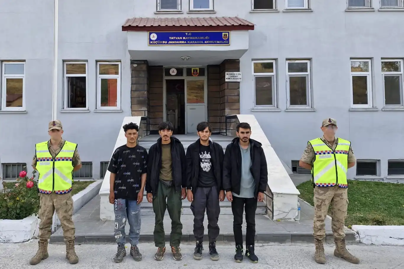 Bitlis’te 4 düzensiz göçmen yakalandı Bitlis’te 4 düzensiz göçmen yakalandı